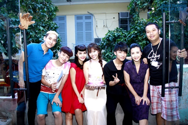 Sơn Tùng M-TP mừng sinh nhật người yêu trên phim trường